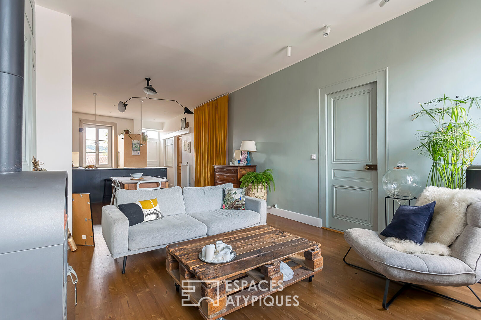 Appartement ancien en dernier étage rénové avec goût, balcon et vue dégagée