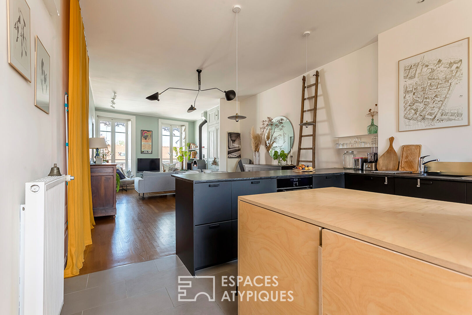 Appartement ancien en dernier étage rénové avec goût, balcon et vue dégagée