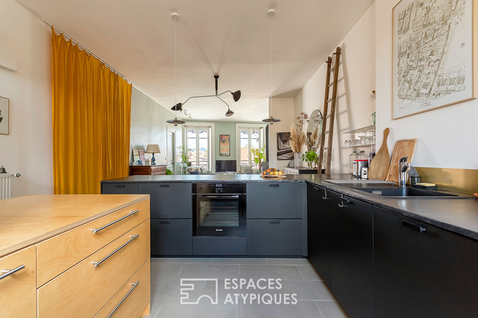 Appartement ancien en dernier étage rénové avec goût, balcon et vue dégagée