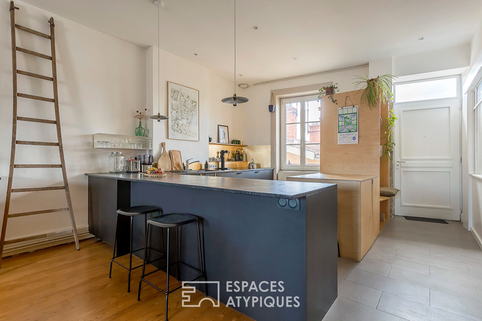 Appartement ancien en dernier étage rénové avec goût, balcon et vue dégagée