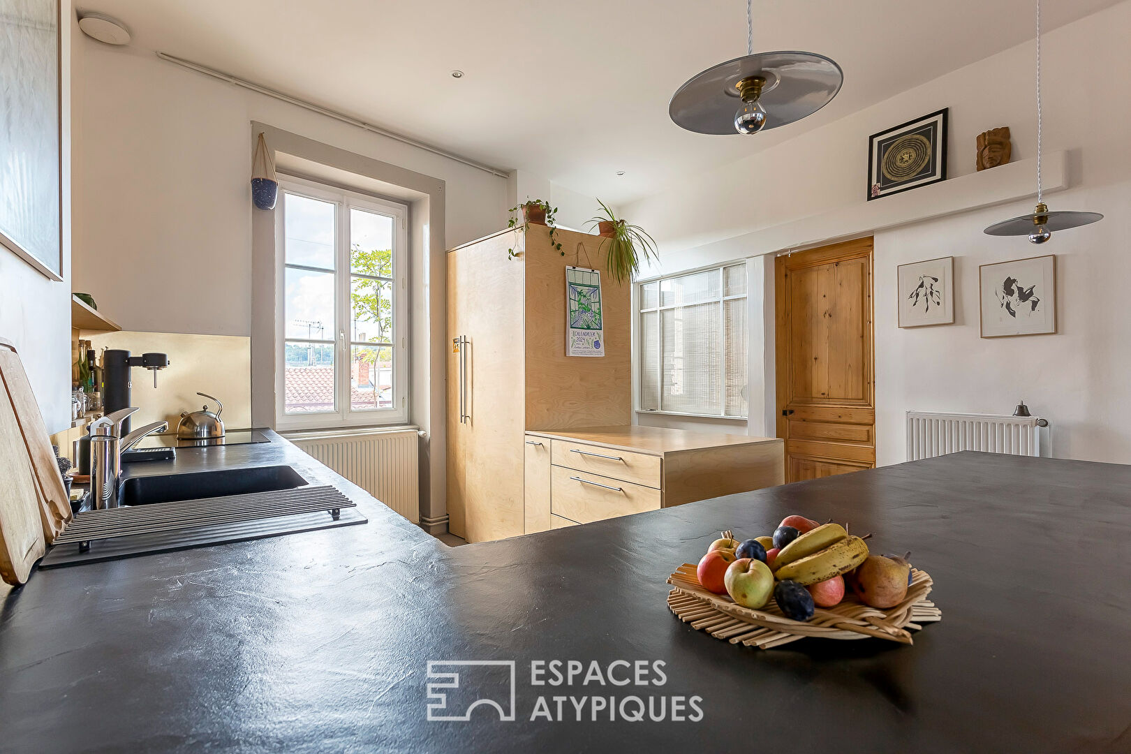 Appartement ancien en dernier étage rénové avec goût, balcon et vue dégagée