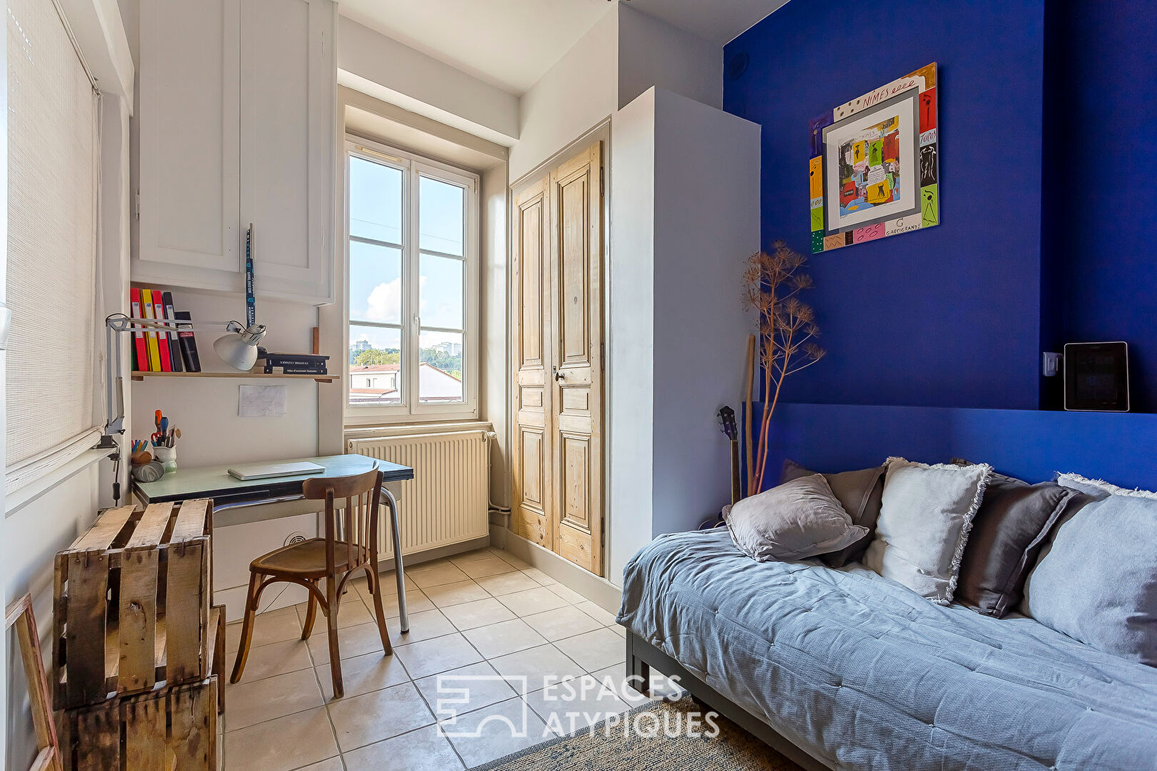 Appartement ancien en dernier étage rénové avec goût, balcon et vue dégagée