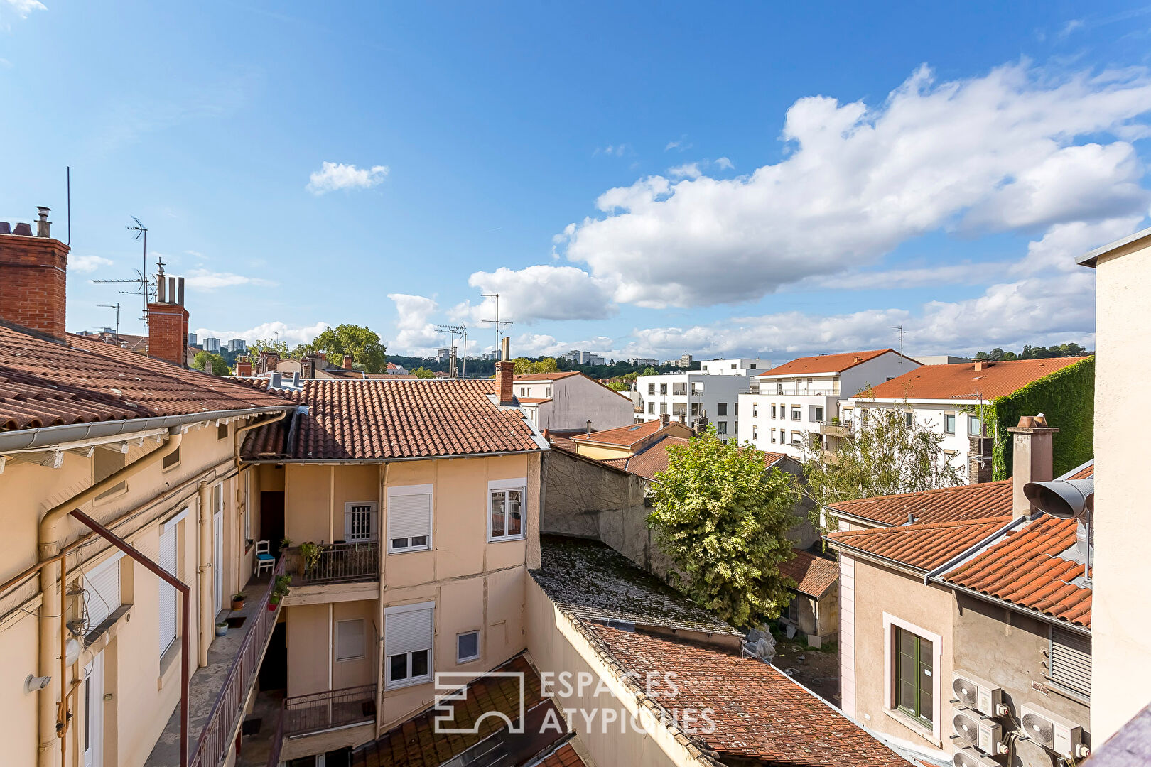 Old apartment on the top floor, tastefully renovated, balcony and open view.