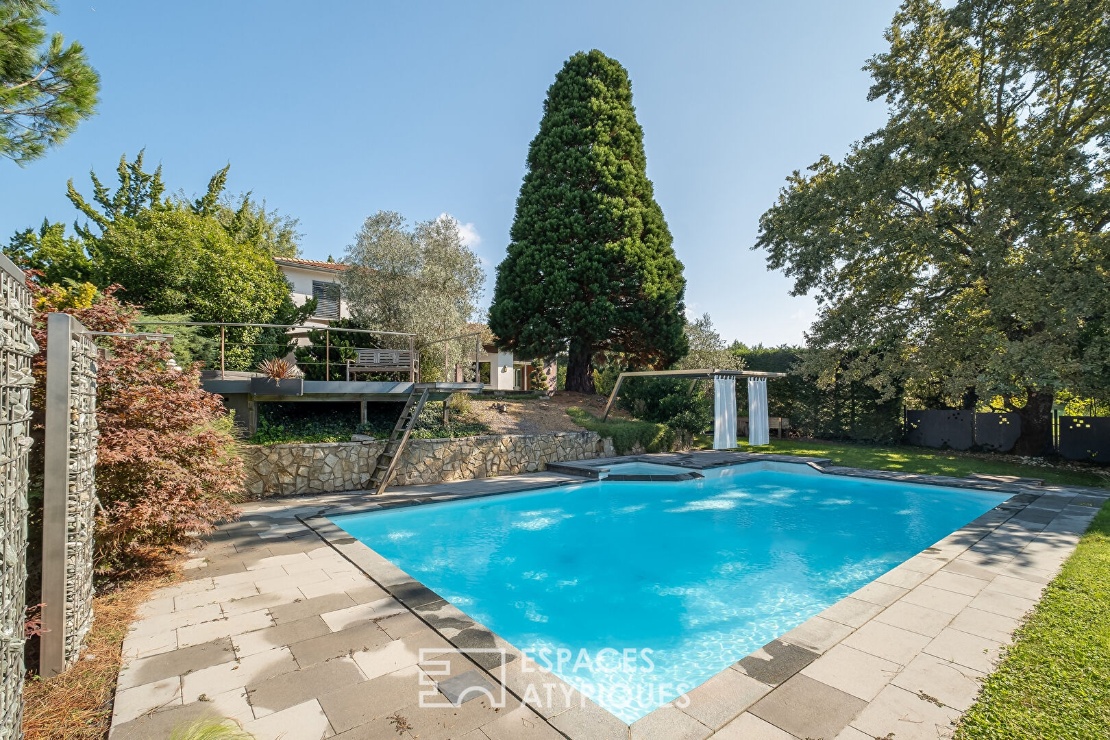 Maison rénovée avec jardin et piscine