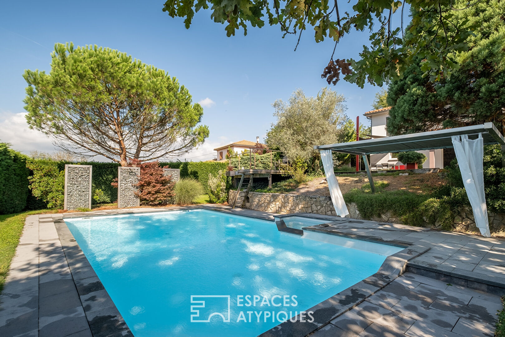 Maison rénovée avec jardin et piscine