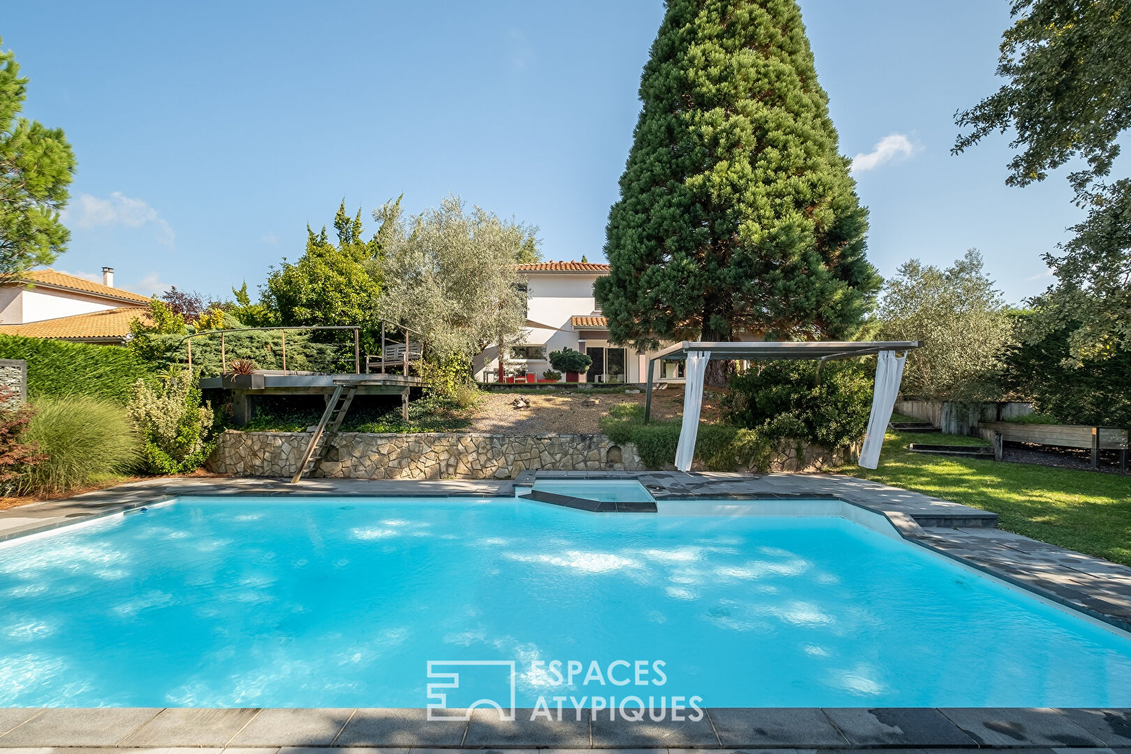 Maison rénovée avec jardin et piscine