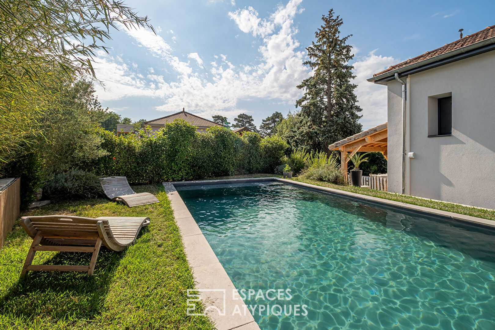 House with swimming pool