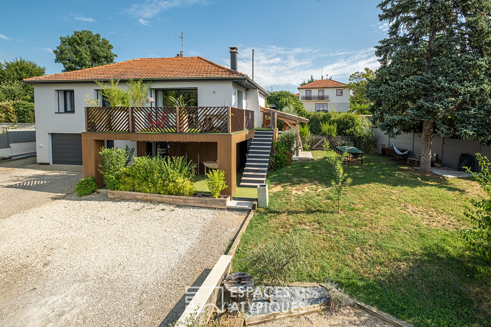 House with swimming pool