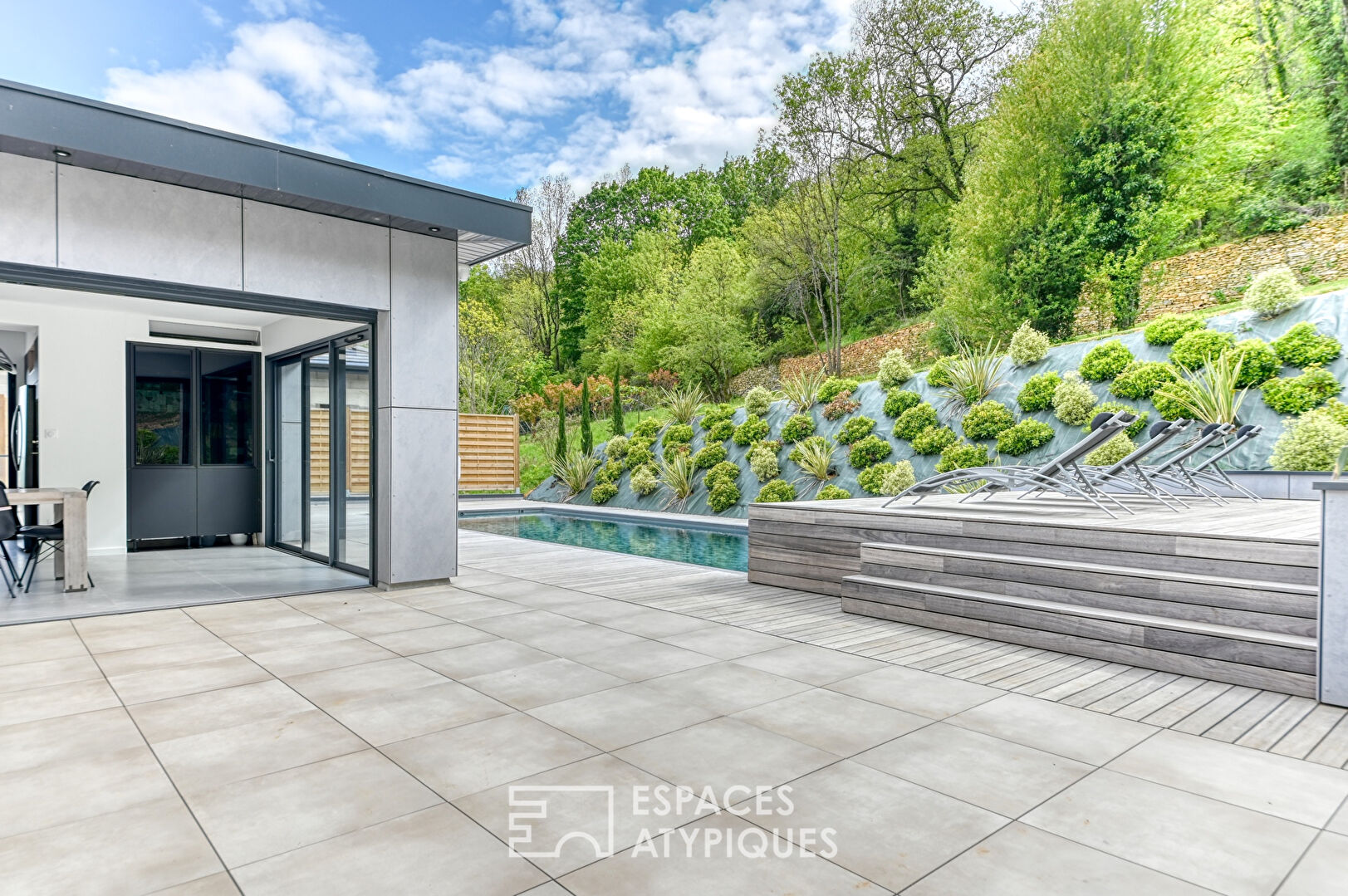 Rénovation contemporaine avec vue et piscine dans un cadre bucolique sur les hauteurs de Couzon-au-Mont d’Or