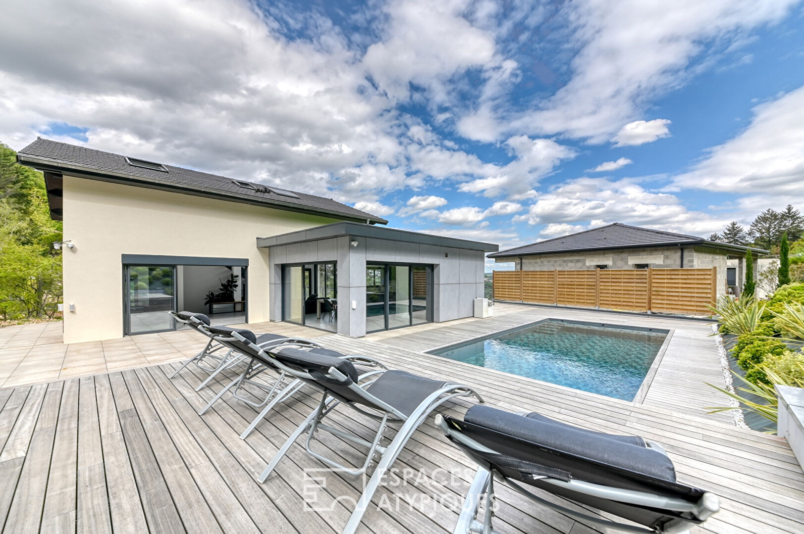 Rénovation contemporaine avec vue et piscine dans un cadre bucolique sur les hauteurs de Couzon-au-Mont d’Or