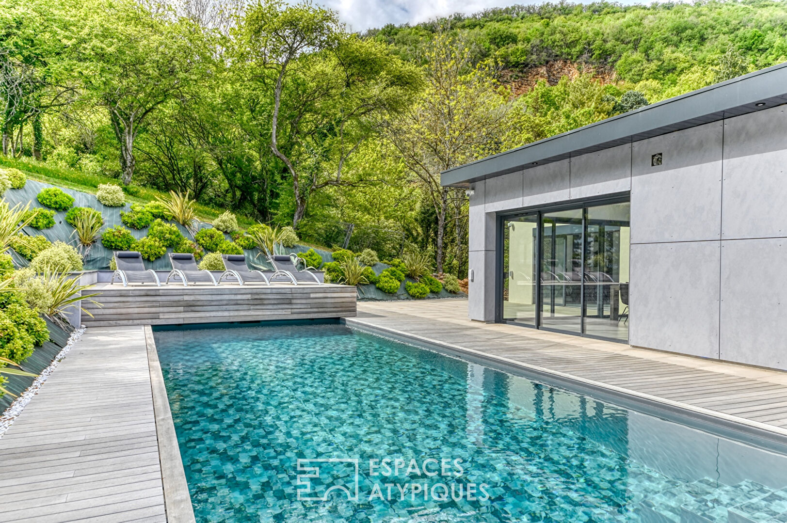 Rénovation contemporaine avec vue et piscine dans un cadre bucolique sur les hauteurs de Couzon-au-Mont d’Or