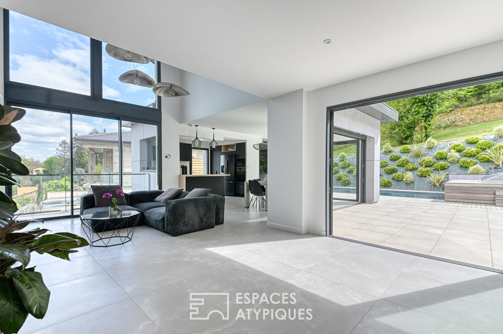 Rénovation contemporaine avec vue et piscine dans un cadre bucolique sur les hauteurs de Couzon-au-Mont d’Or