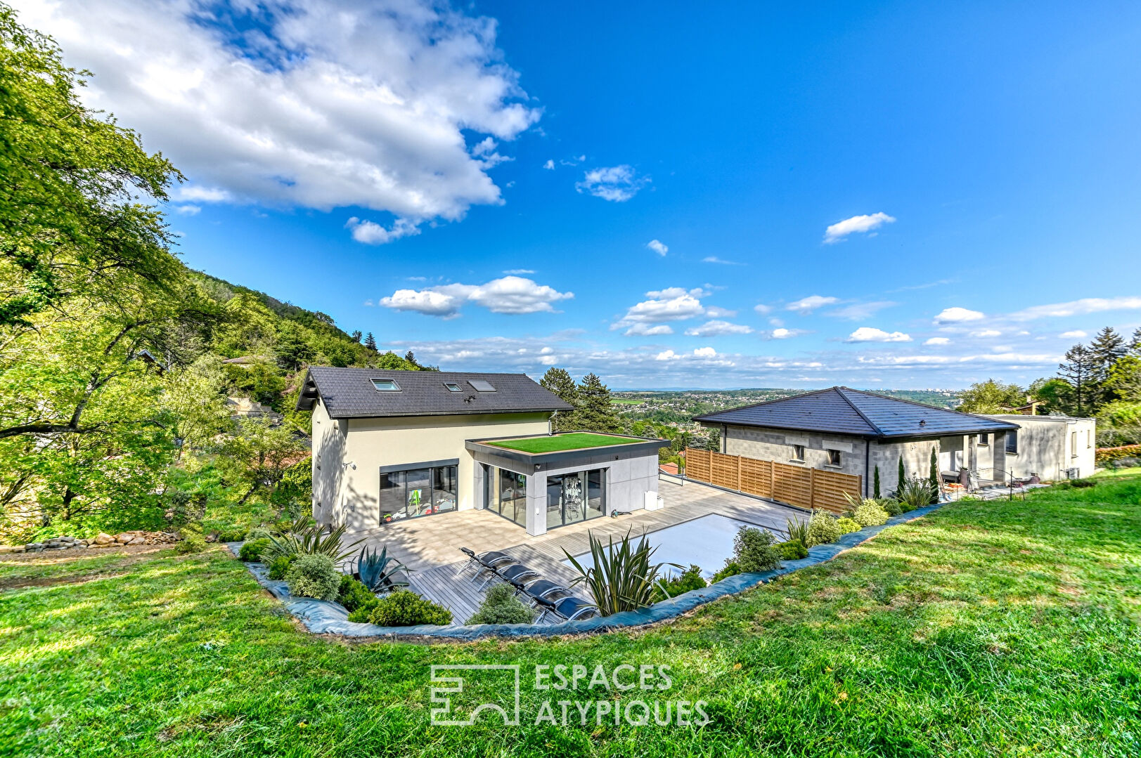 Rénovation contemporaine avec vue et piscine dans un cadre bucolique sur les hauteurs de Couzon-au-Mont d’Or