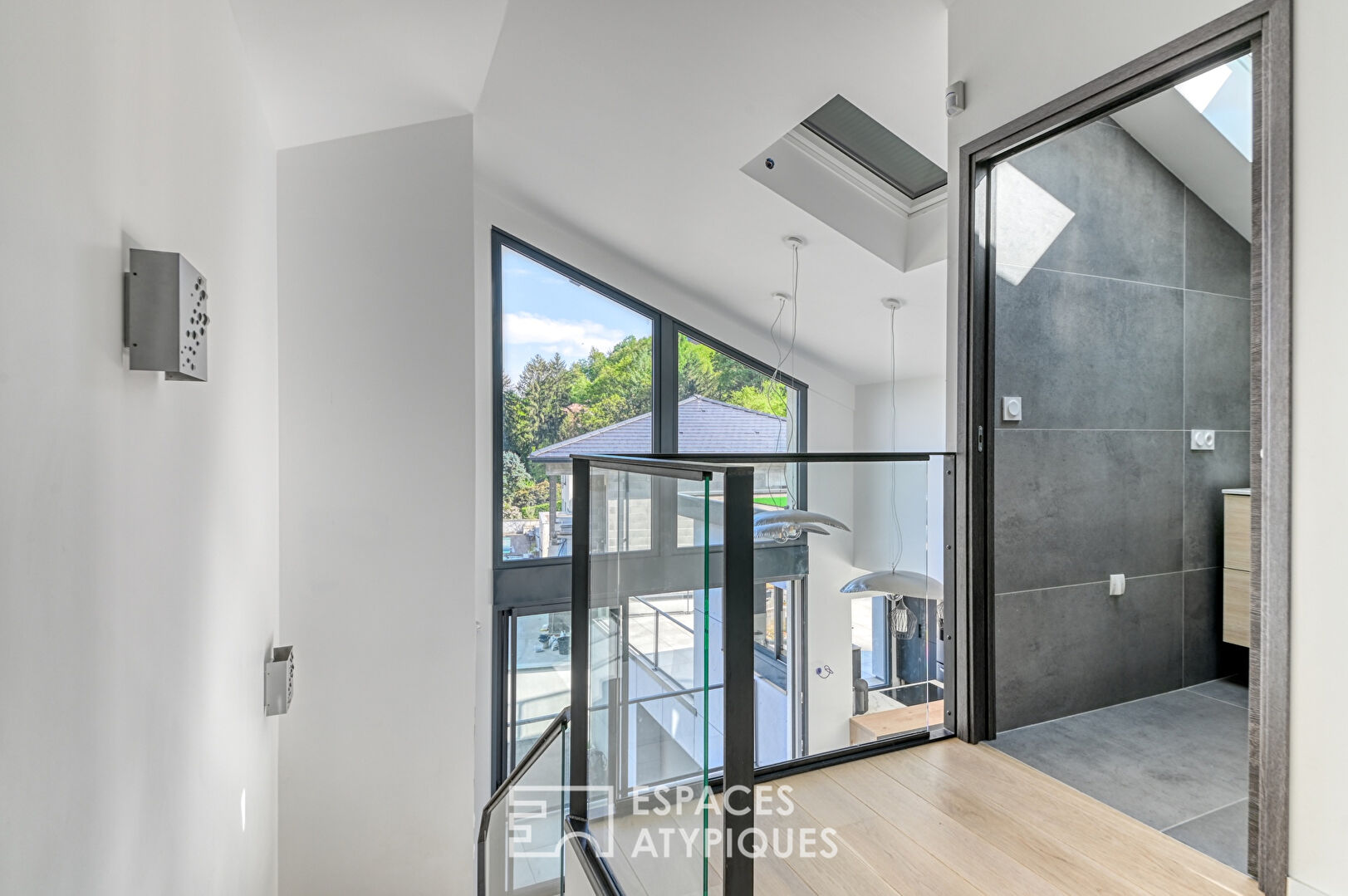 Rénovation contemporaine avec vue et piscine dans un cadre bucolique sur les hauteurs de Couzon-au-Mont d’Or