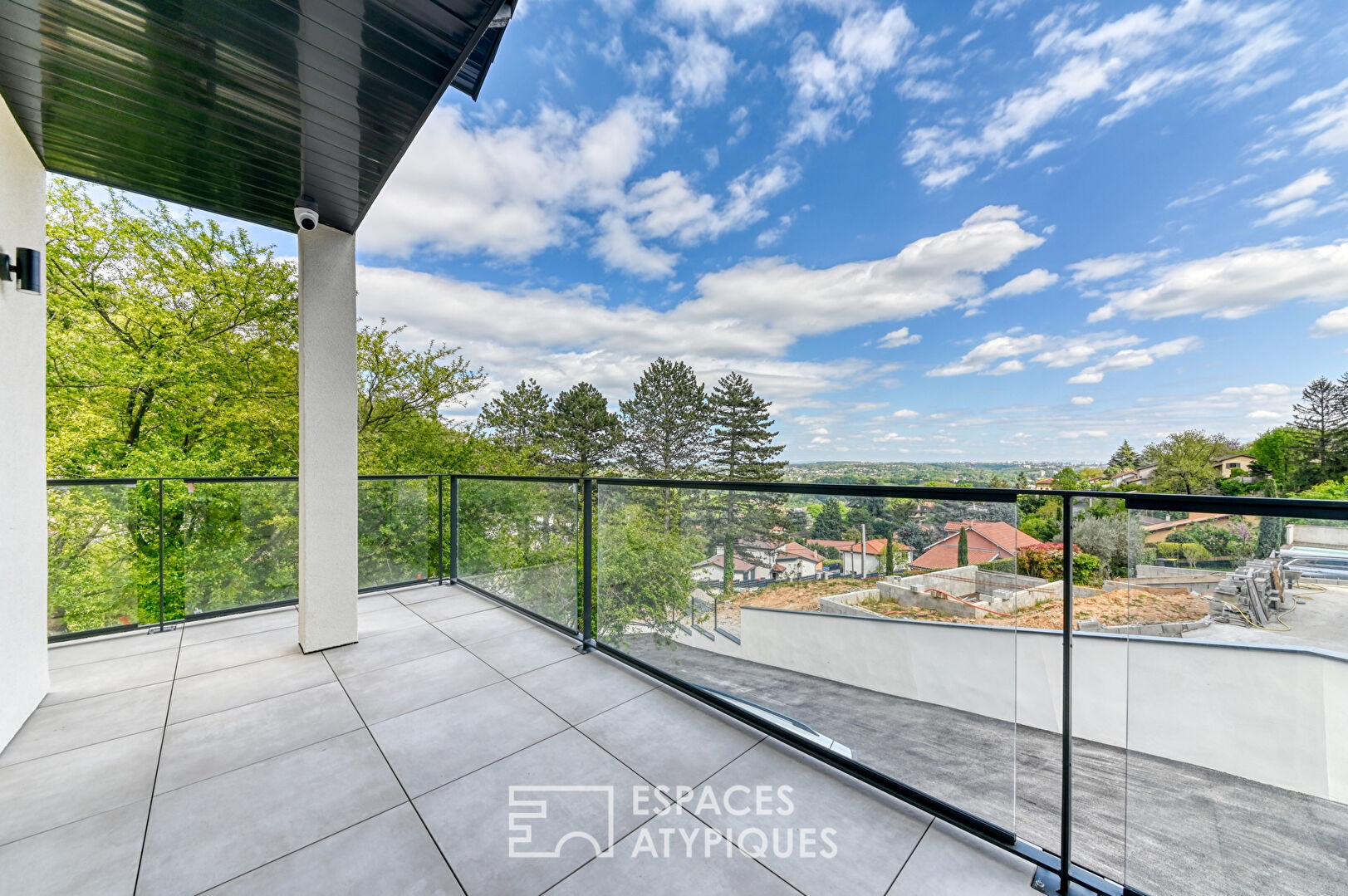 Rénovation contemporaine avec vue et piscine dans un cadre bucolique sur les hauteurs de Couzon-au-Mont d’Or