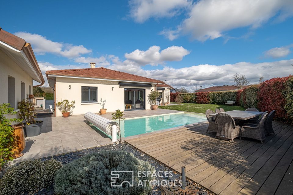 Maison contemporaine de plain-pied avec piscine