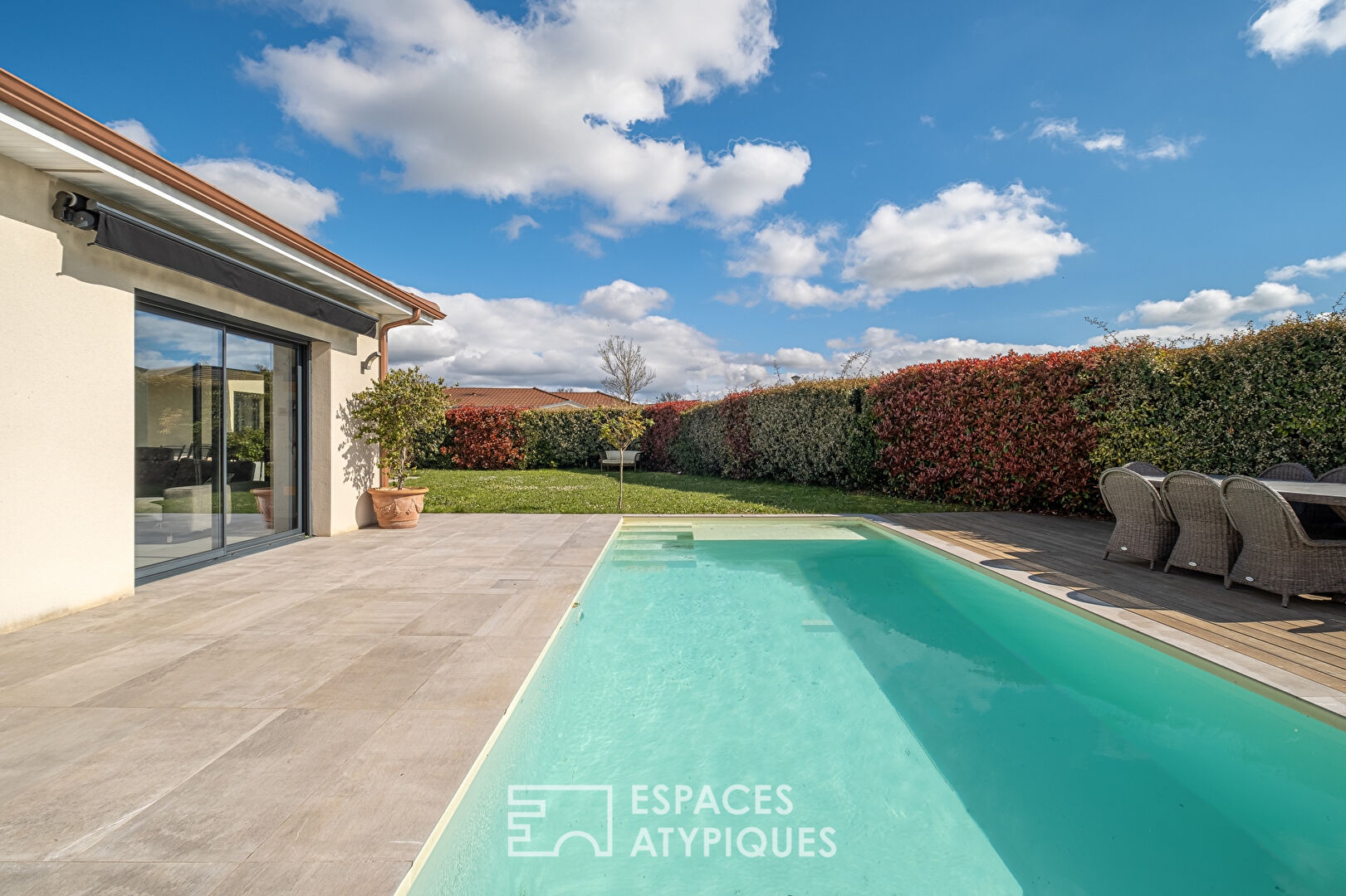 Maison contemporaine de plain-pied avec piscine