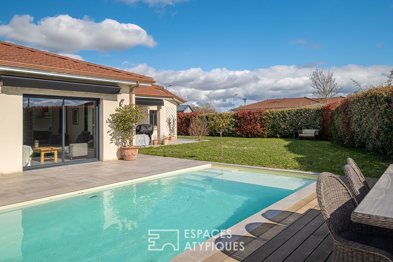 Maison contemporaine de plain-pied avec piscine