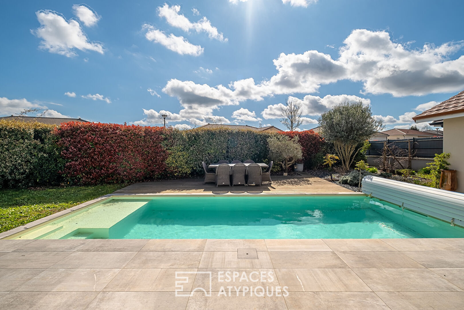 Maison contemporaine de plain-pied avec piscine