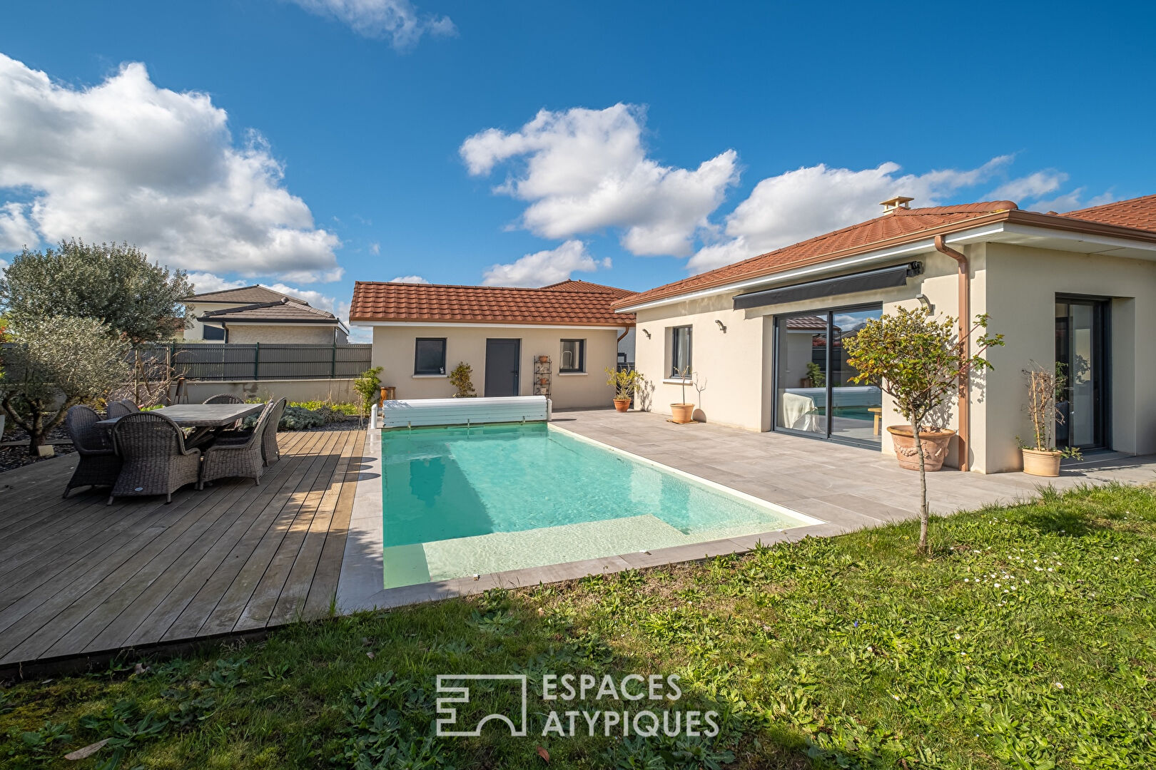 Maison contemporaine de plain-pied avec piscine