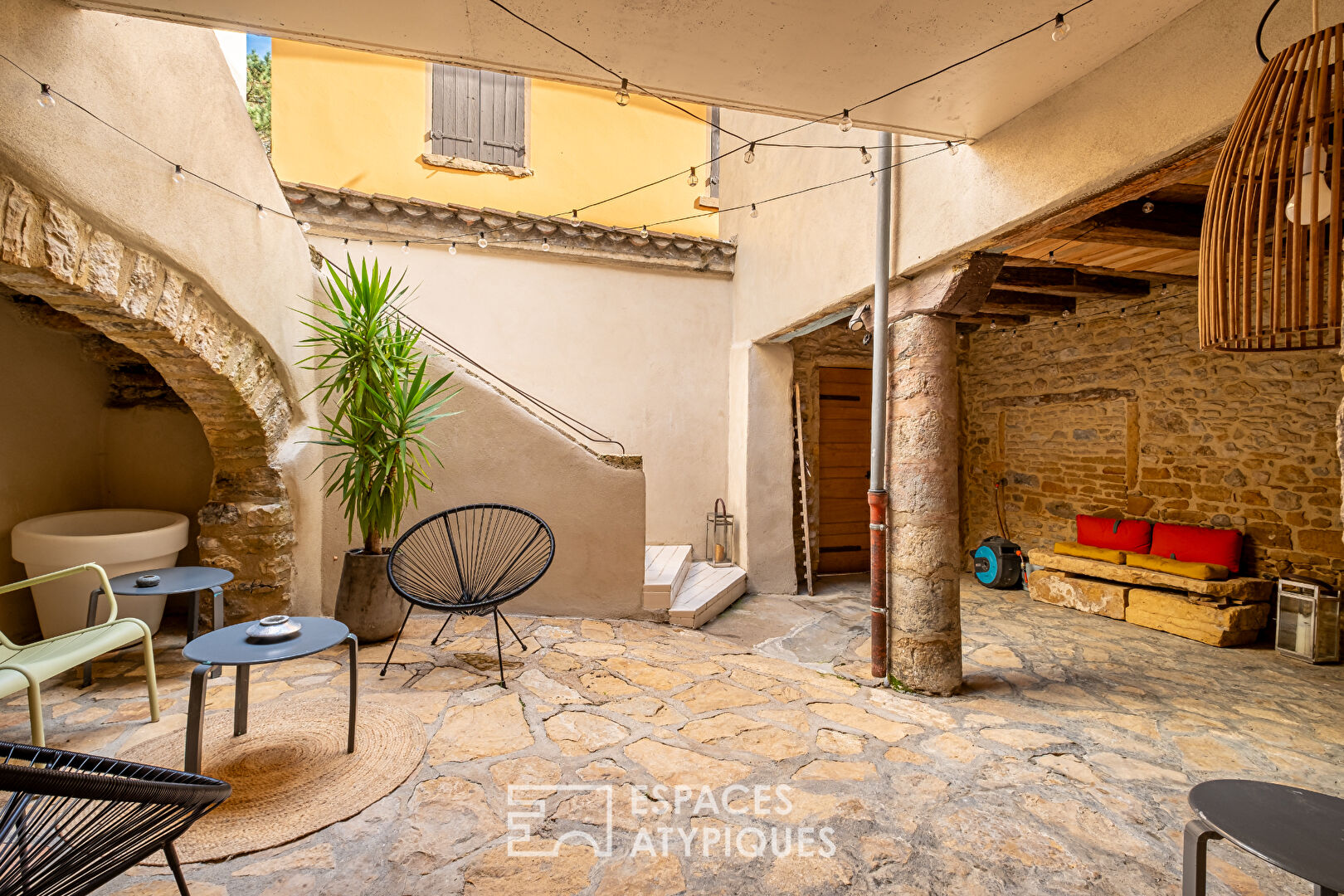 Maison de ville de caractère à la rénovation contemporaine avec jardin et garage dans le centre de Saint-Romain-au-Mont d’Or