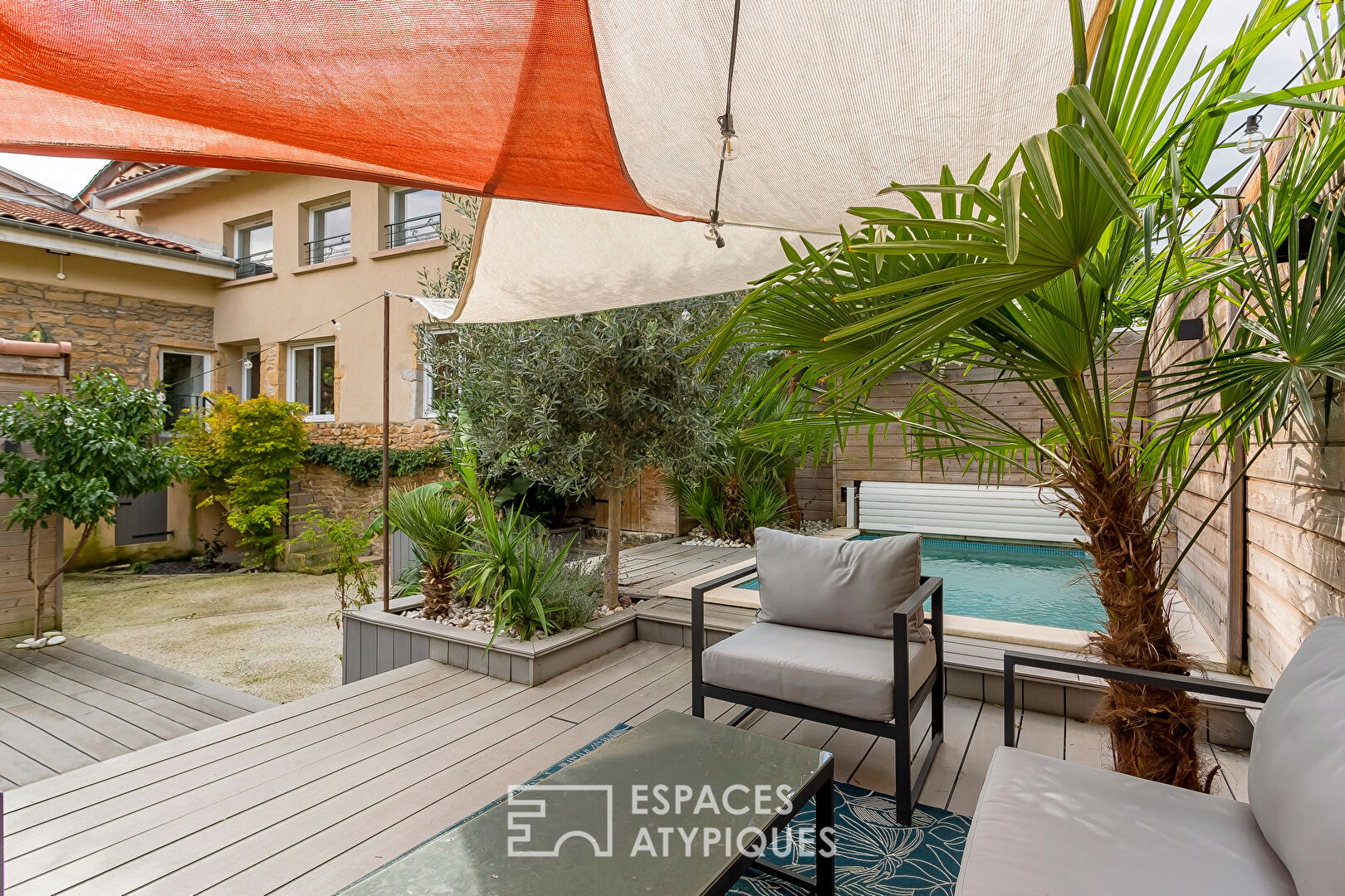 Atypical house with swimming pool on the edge of the Monts d’Or