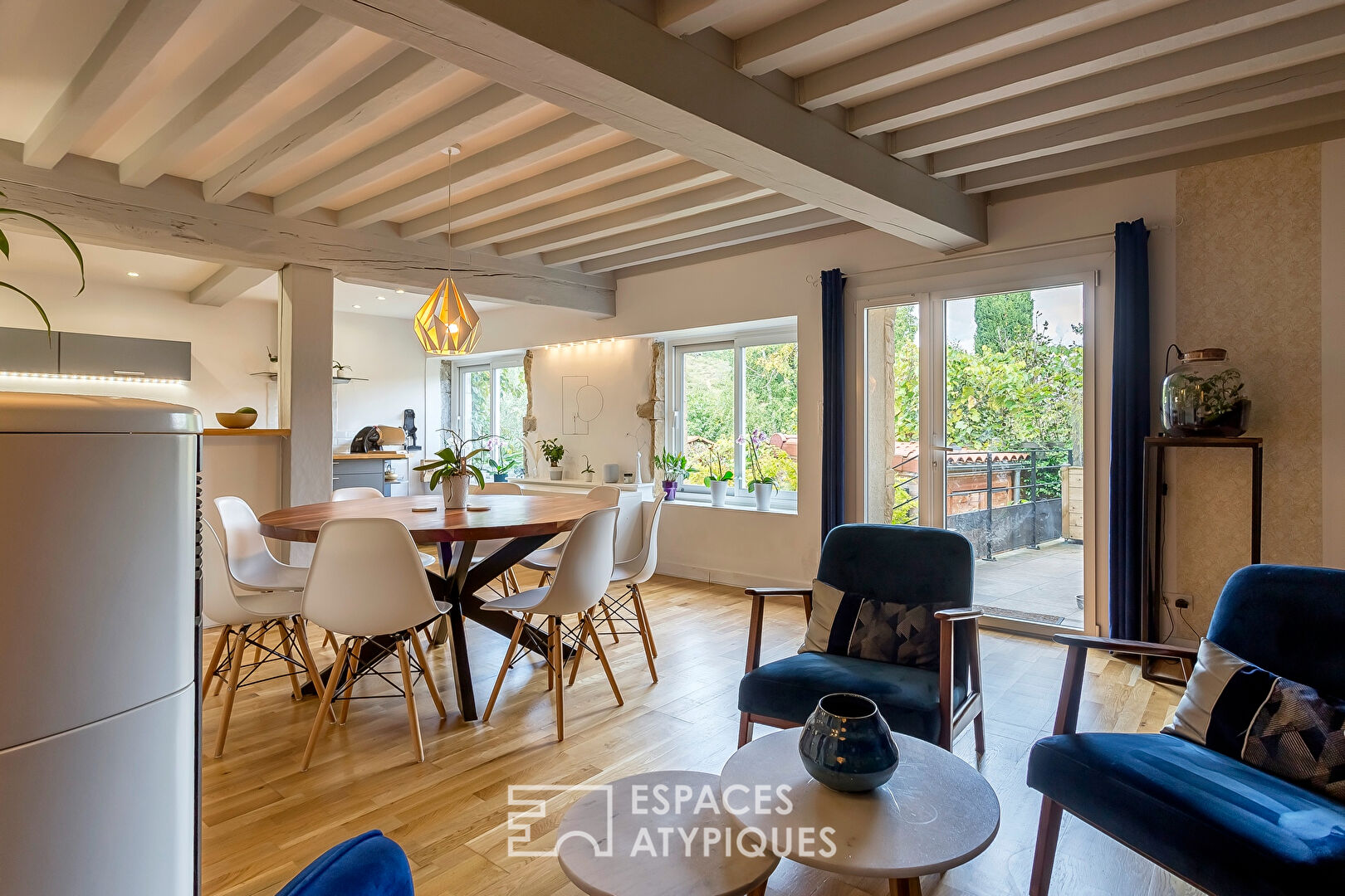 Atypical house with swimming pool on the edge of the Monts d’Or