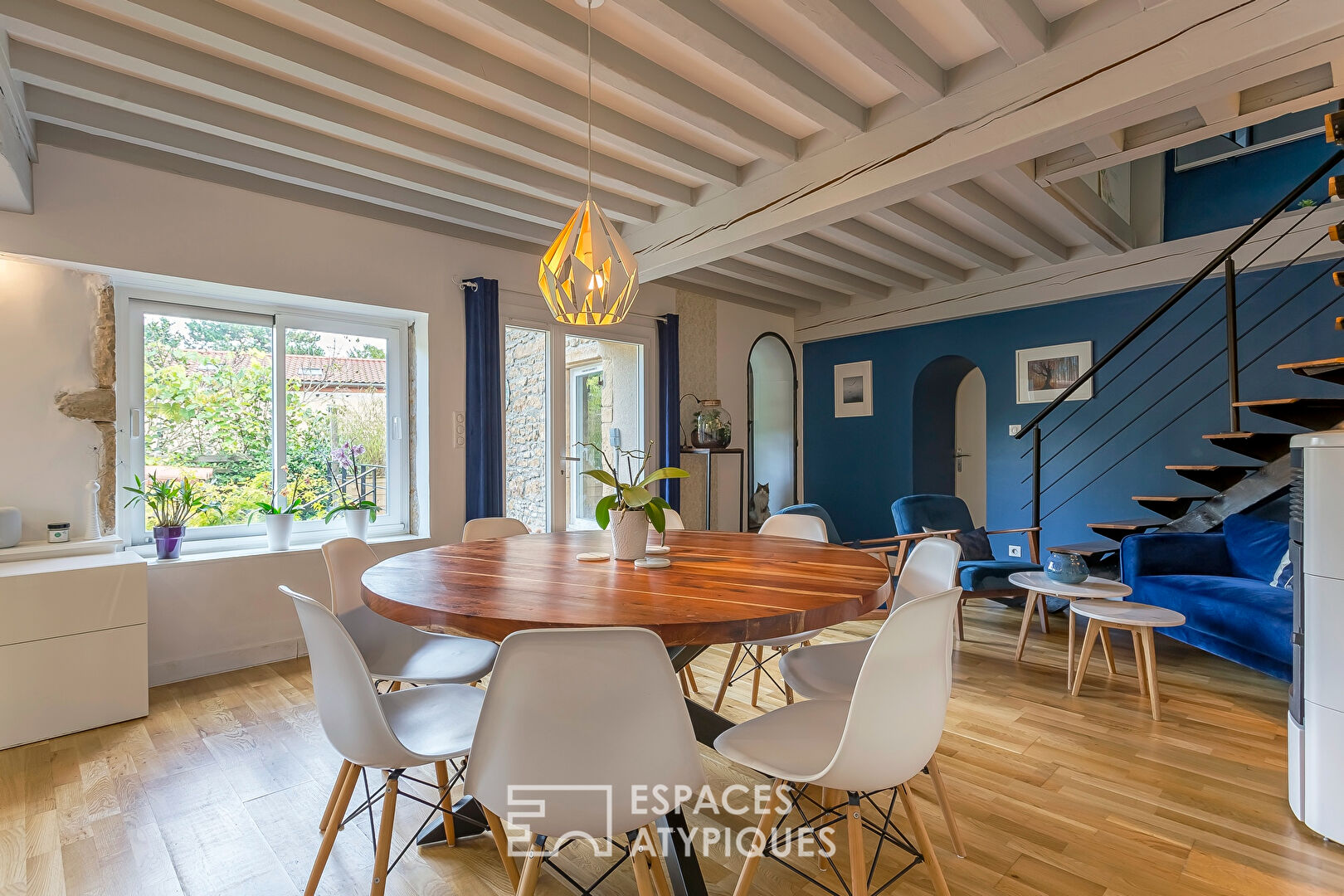 Atypical house with swimming pool on the edge of the Monts d’Or