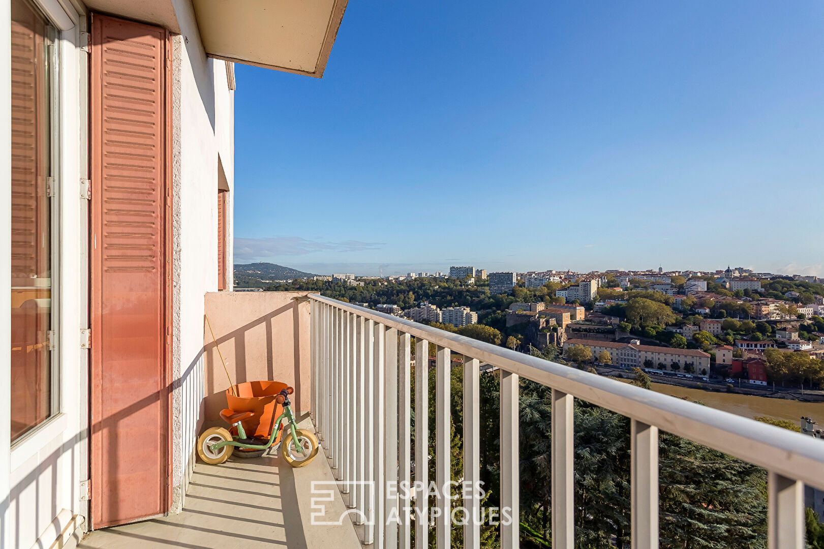 Appartement rénové par architecte avec vue incroyable et balcon