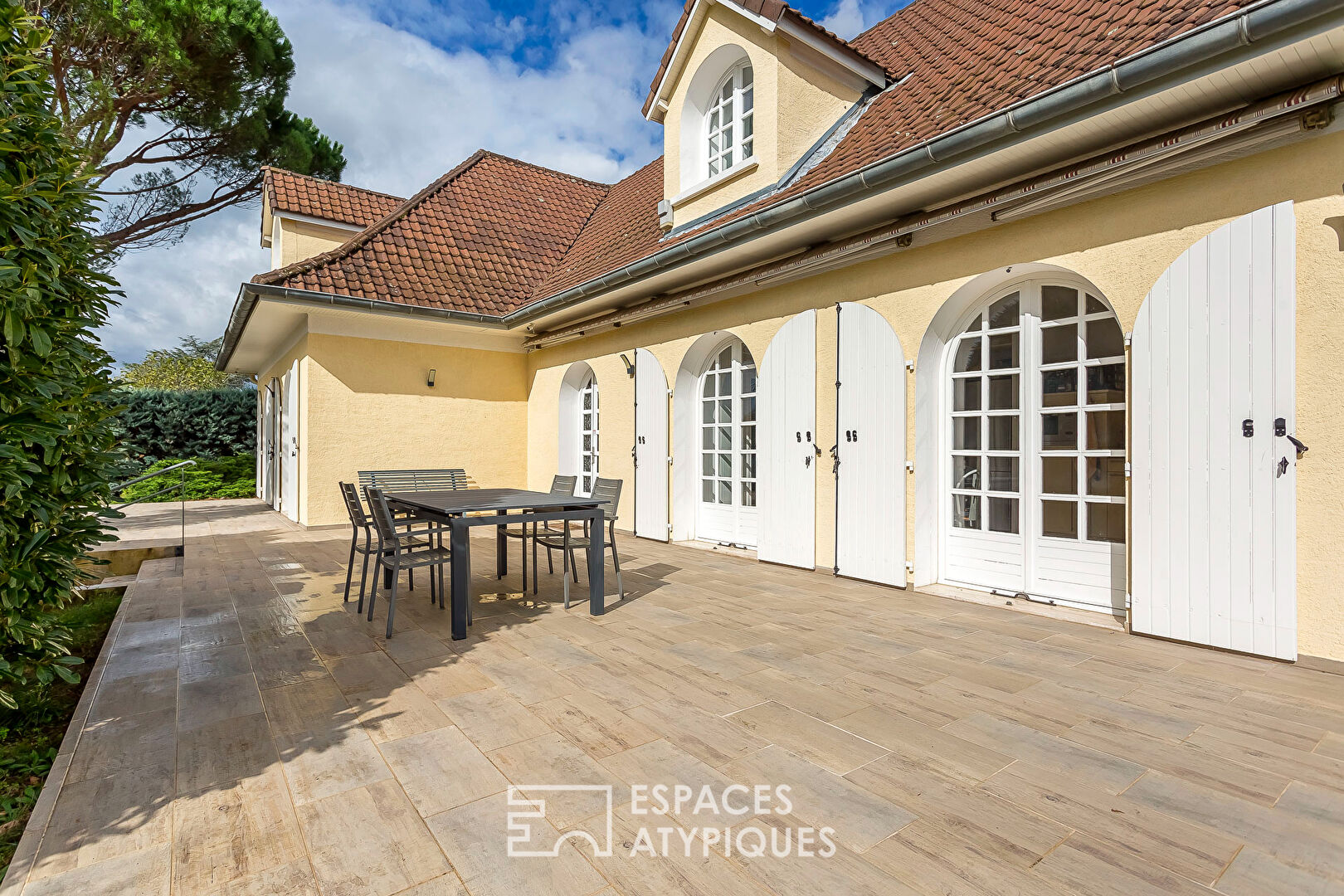 Family house with garden and swimming pool