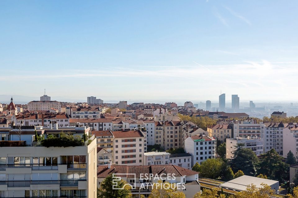 Dernier étage avec terrasse et vue