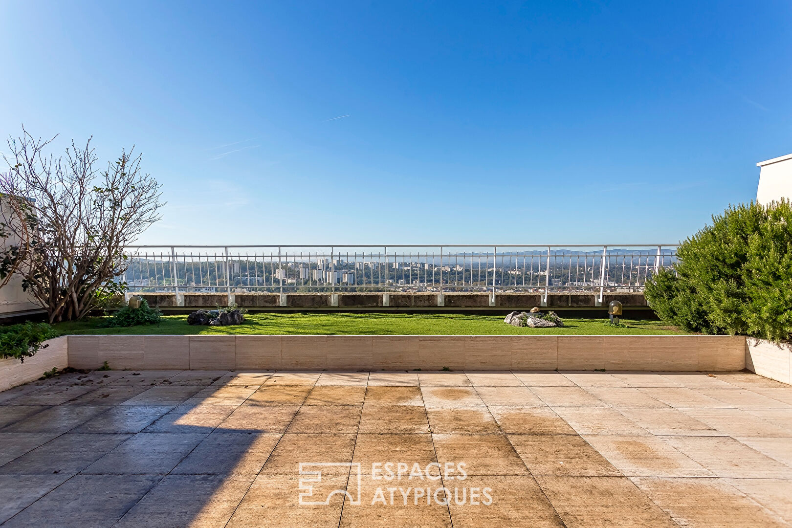 Dernier étage avec terrasse et vue