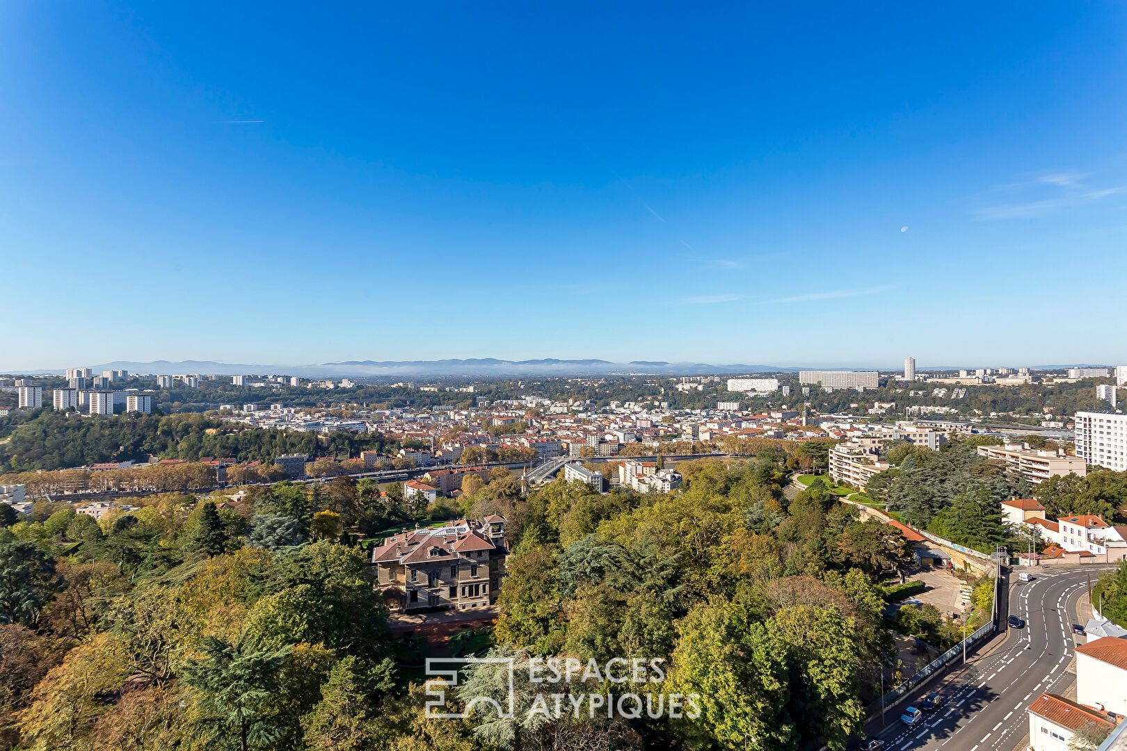 Dernier étage avec terrasse et vue