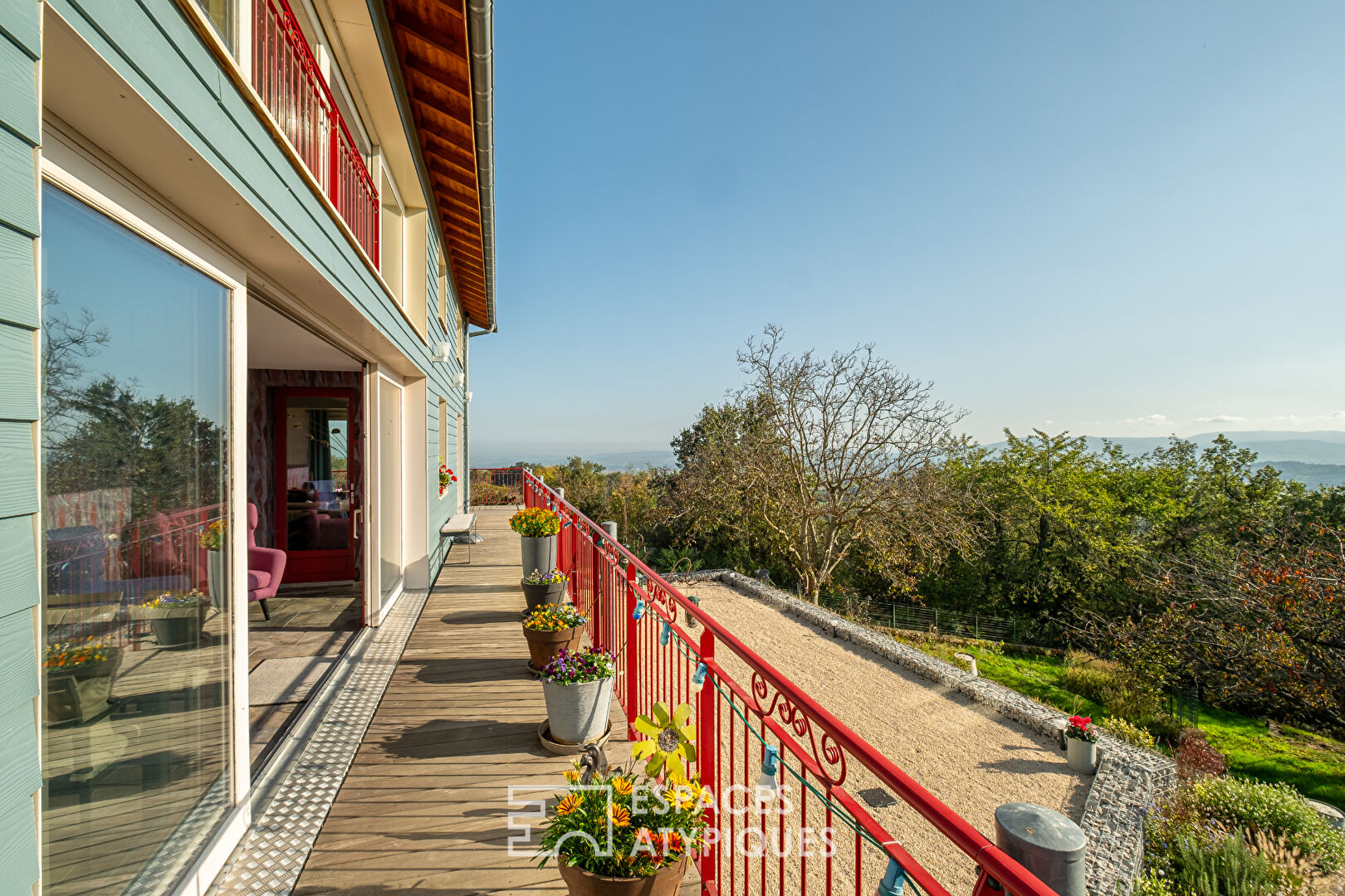 Maison rénovée avec vue dans un cadre bucolique