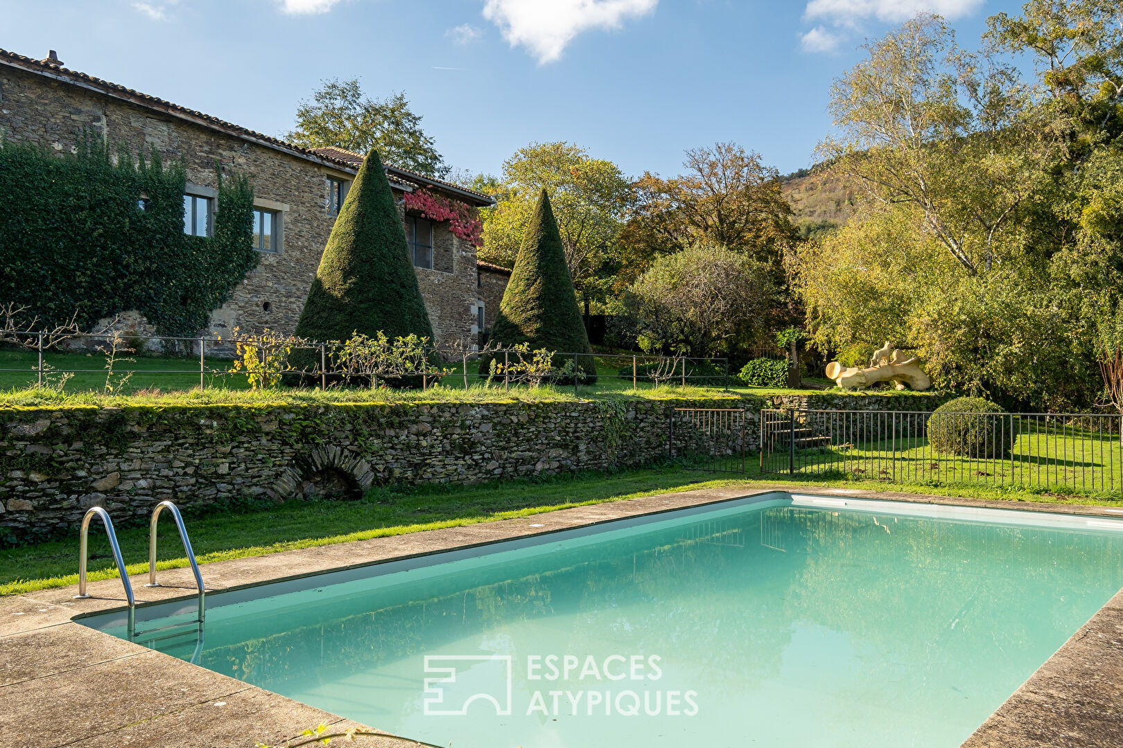 Ancien corps de ferme dans un environnement bucolique et vue imprenable