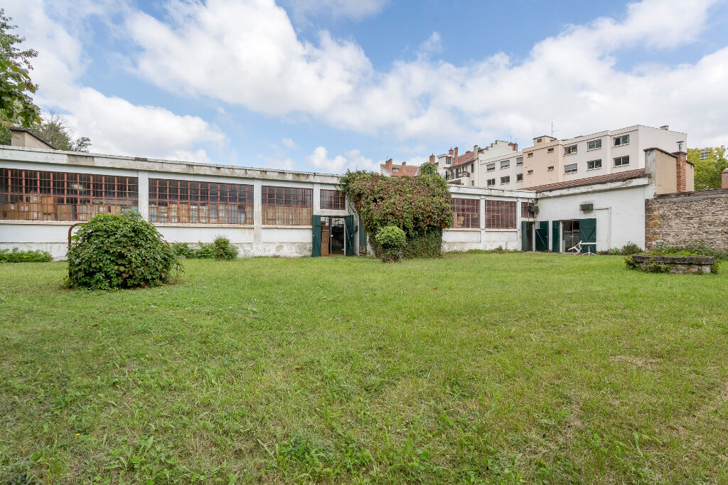 Entrepôt sur les quais de Saône, à rénover, avec jardin privatif et grande cave