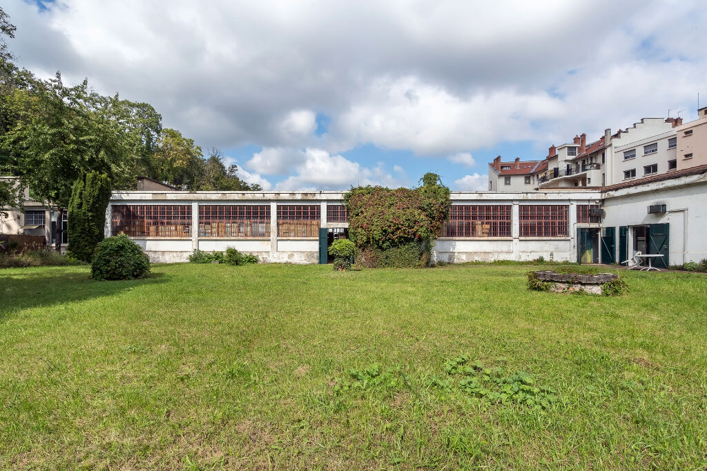 Entrepôt sur les quais de Saône, à rénover, avec jardin privatif et grande cave