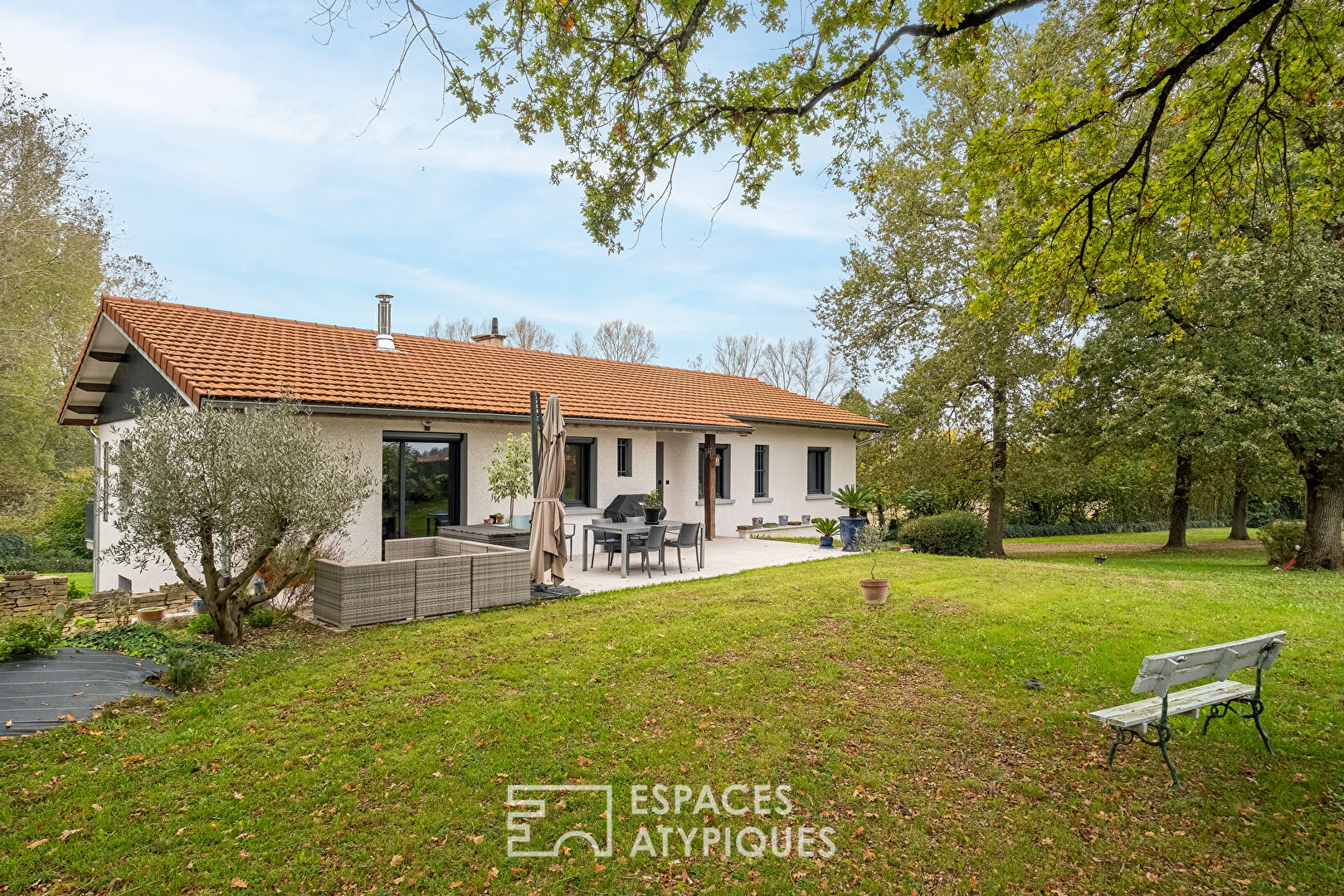 Maison entièrement rénovée avec jardin et piscine