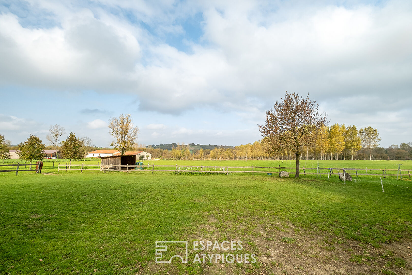 Corps de ferme avec installations équestres.