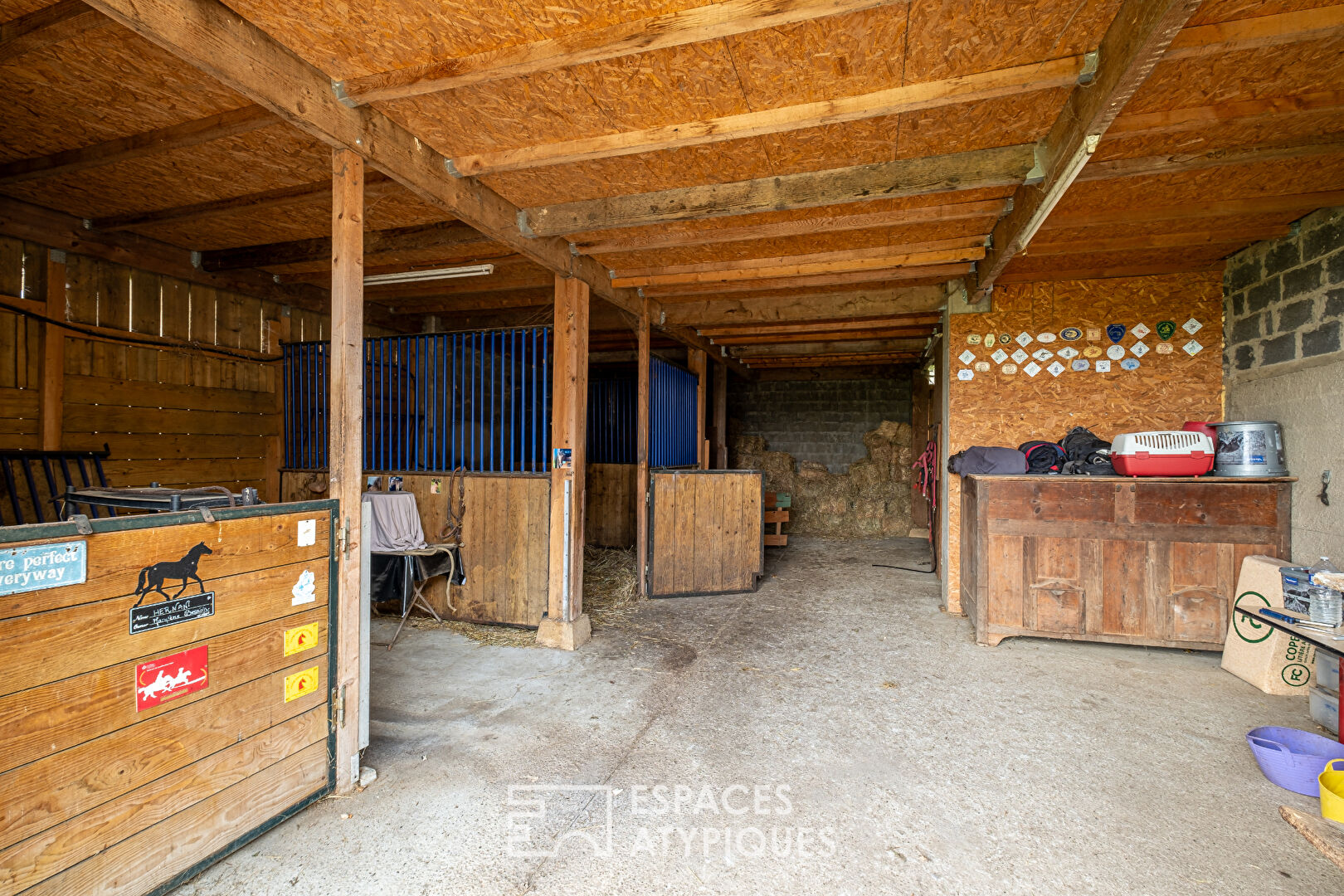 Corps de ferme avec installations équestres.