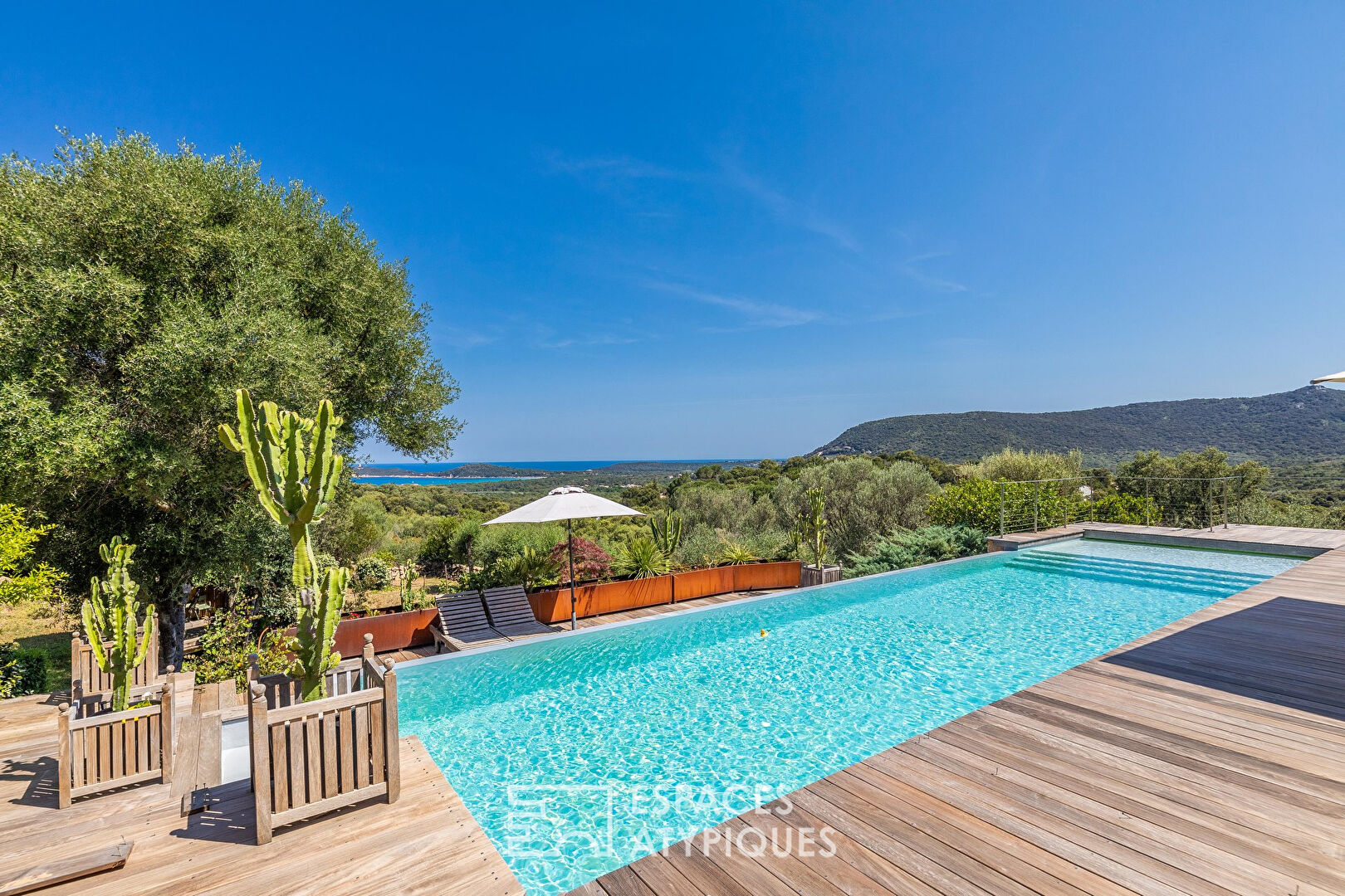 Contemporary house with sea view