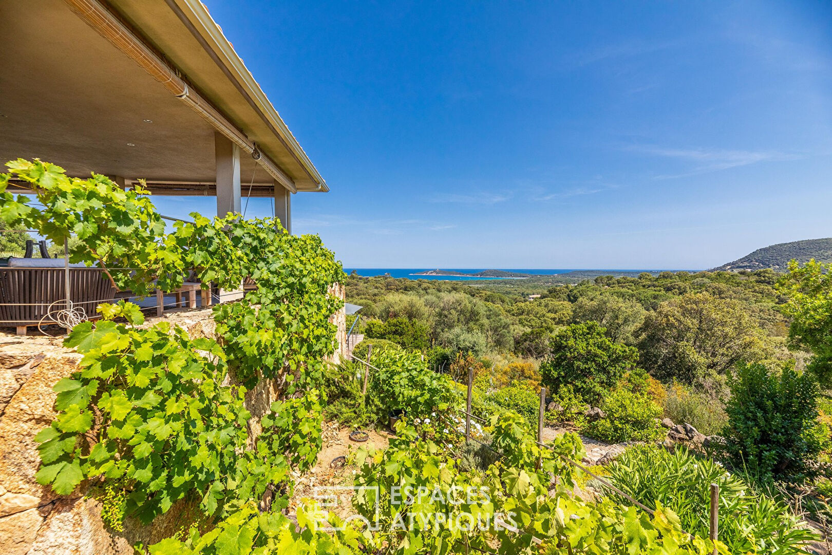 Contemporary house with sea view