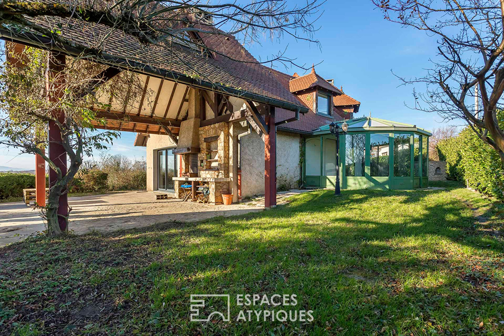 Maison de caractère de plain-pied avec piscine et vue dégagée