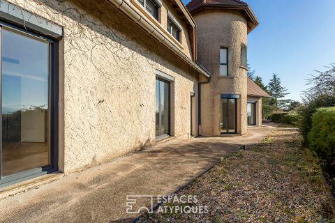 Maison de caractère de plain-pied avec piscine et vue dégagée