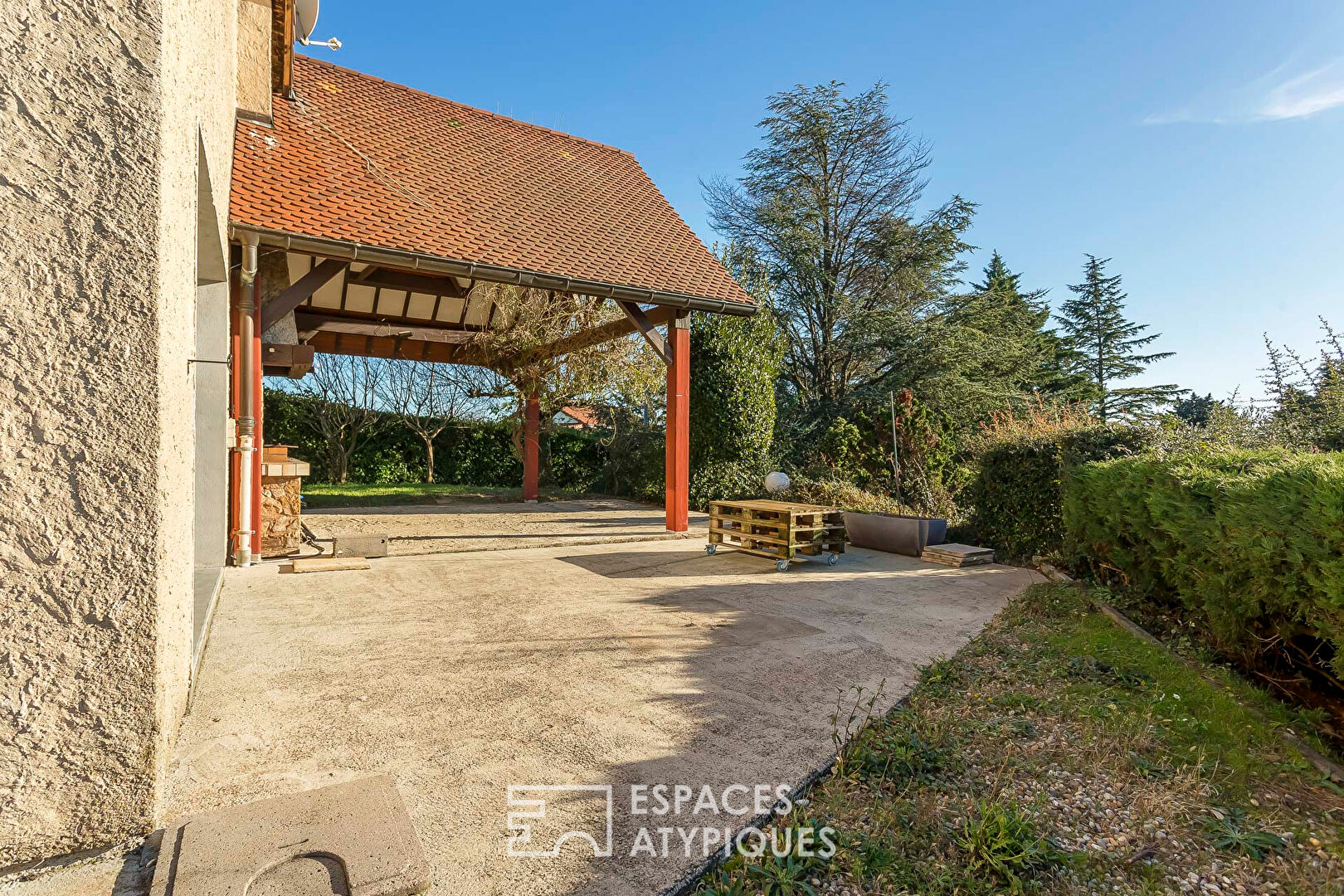 Maison de caractère de plain-pied avec piscine et vue dégagée