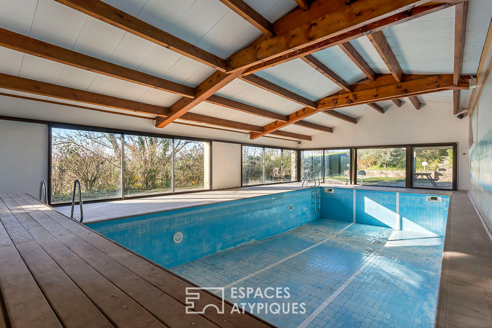 Maison de caractère de plain-pied avec piscine et vue dégagée