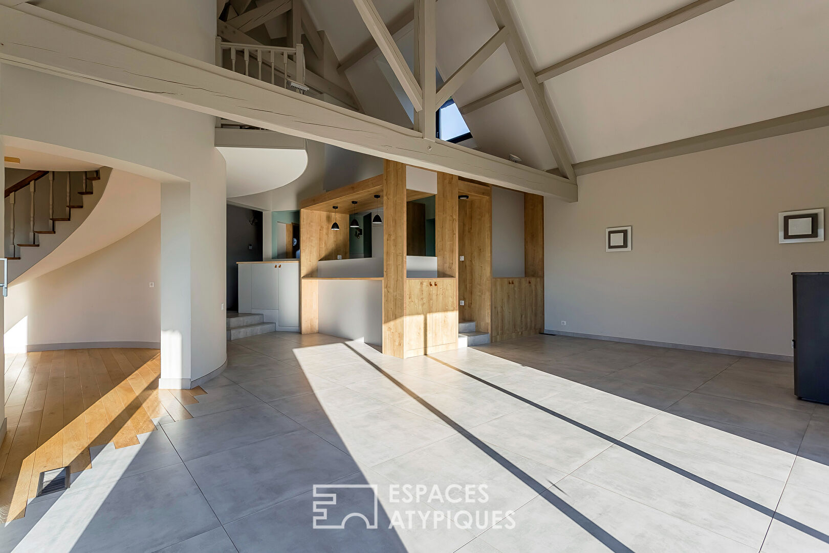 Maison de caractère de plain-pied avec piscine et vue dégagée