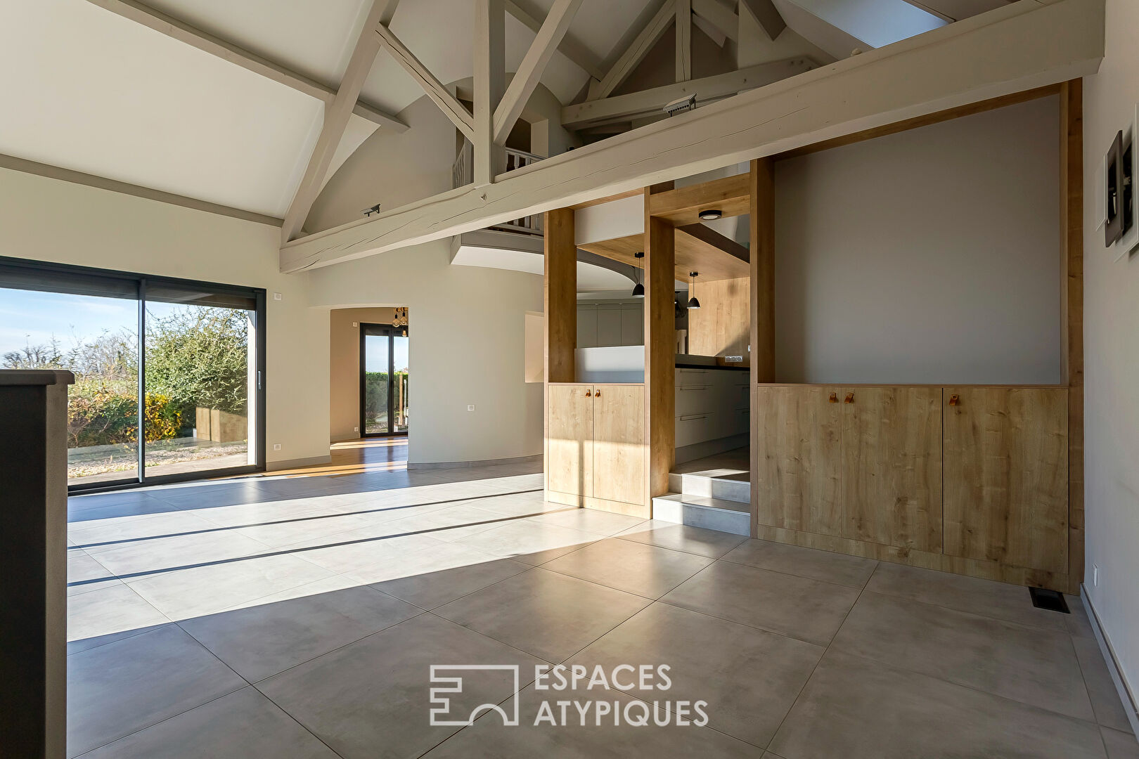 Maison de caractère de plain-pied avec piscine et vue dégagée