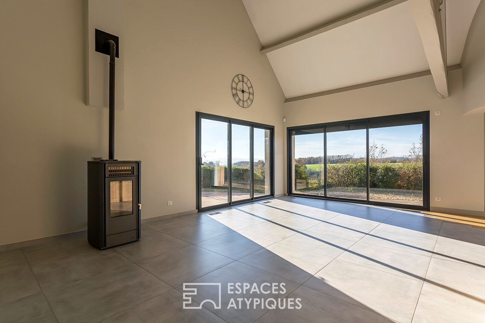 Maison de caractère de plain-pied avec piscine et vue dégagée