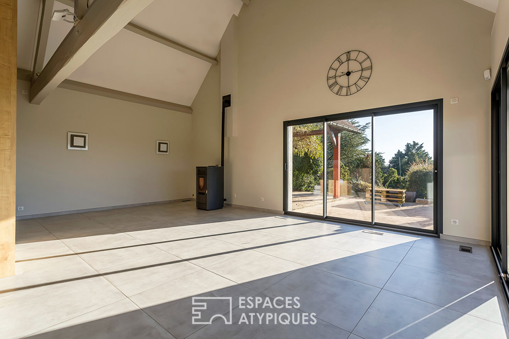 Maison de caractère de plain-pied avec piscine et vue dégagée